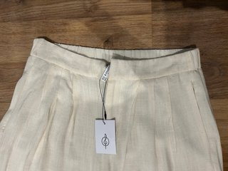 Pantalón beige ancho