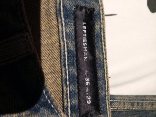 Pantalones vaqueros desgastados