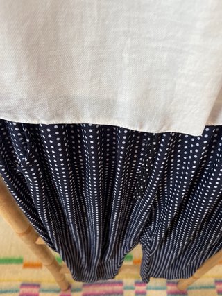 Blusa blanca y pantalón estampado collar