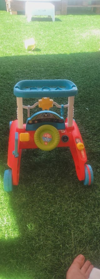 Andador infantil bilingüe con música