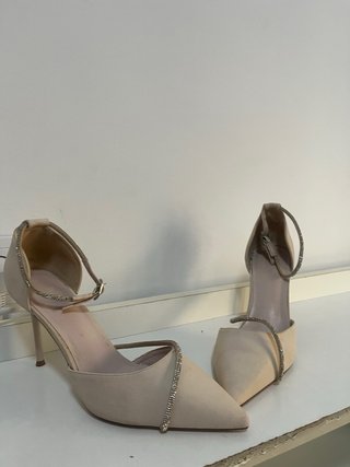 Zapatos de tacón beige punta fina