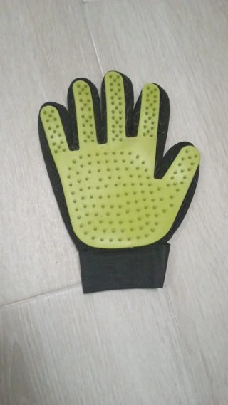 Guante para peinar mascotas .