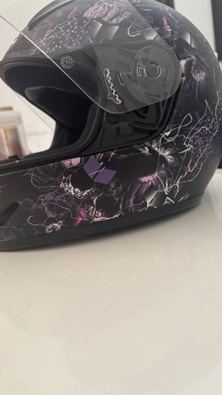 Casco HJC para niña 7-11 con diseño floral púrpura
