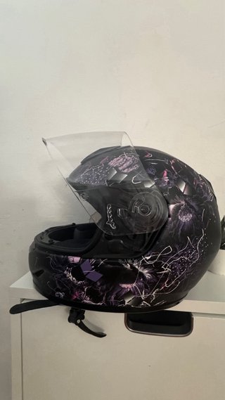 Casco HJC para niña 7-11 con diseño floral púrpura