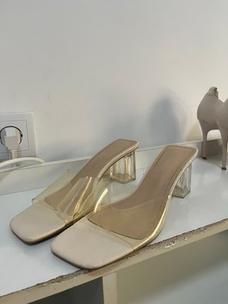 Tacones bajos transparentes beige