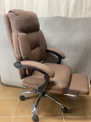 Silla de oficina con reposapiés marrón