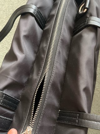 Bolso negro acolchado con cremalleras