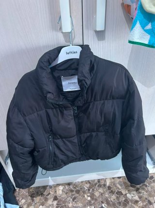 Chaqueta Bershka negra acolchada corta