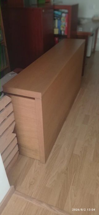 Cabecero con estanterías de madera y cristal
