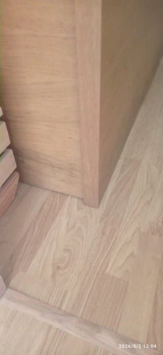 Cabecero con estanterías de madera y cristal