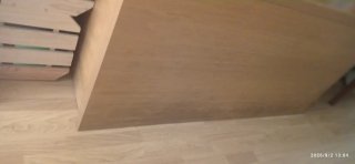 Cabecero con estanterías de madera y cristal