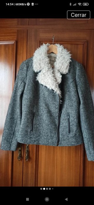 Chaqueta entallada gris con cuello