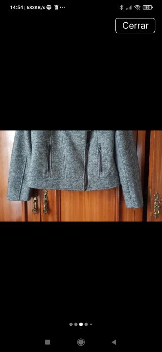 Chaqueta entallada gris con cuello