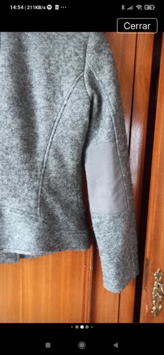 Chaqueta entallada gris con cuello