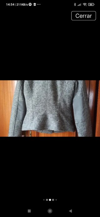 Chaqueta entallada gris con cuello