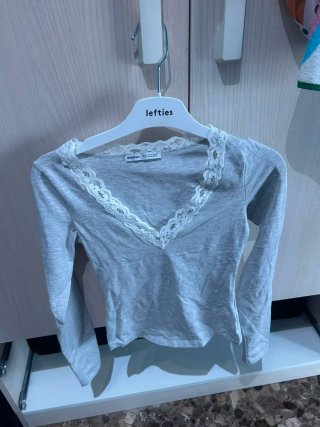 Top Bershka gris encaje XS