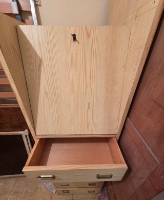 Cómoda de madera con cajones