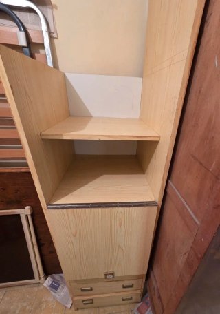 Cómoda de madera con cajones