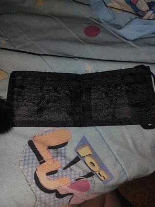 Cartera negra con diseño de ciudad