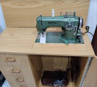 Máquina de coser Refrey eléctrica con mueble