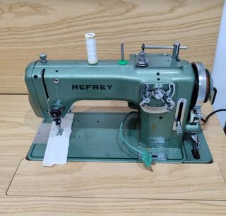 Máquina de coser Refrey eléctrica con mueble