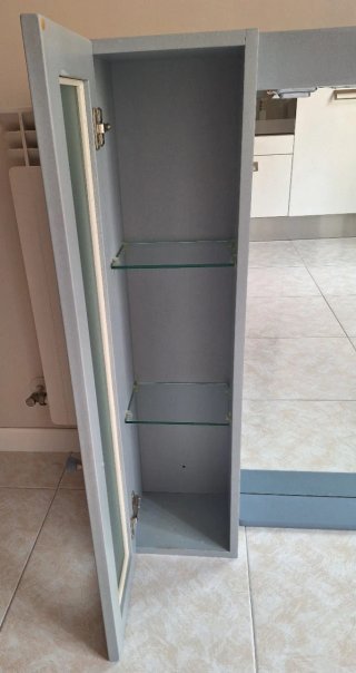 Mueble de baño azul con espejo y coqueta