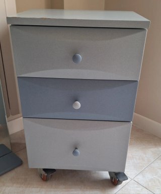 Mueble de baño azul con espejo y coqueta