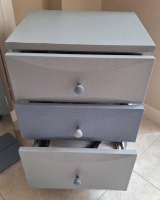 Mueble de baño azul con espejo y coqueta