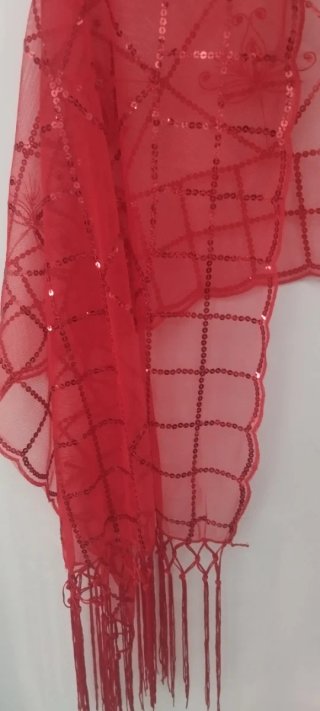 Elegante chal rectangular rojo con lentejuelas