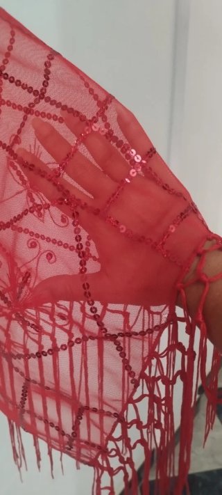 Elegante chal rectangular rojo con lentejuelas