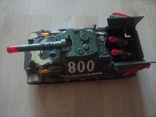 Tanque de juguete con misiles y cañón