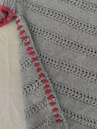 Jersey gris con detalles de lacitos rojos