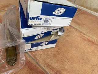 Manillas para puertas doradas