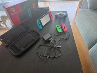 Nintendo Switch con Joy-Cons y Accesorios