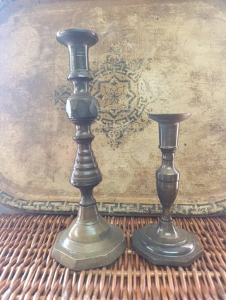 Par candelabros de bronce