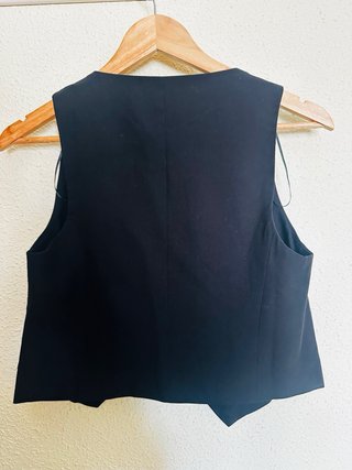 Chaleco negro Stradivarius con lazada