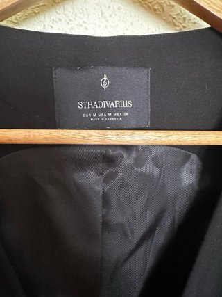 Chaleco negro Stradivarius con lazada