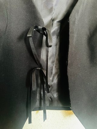 Chaleco negro Stradivarius con lazada