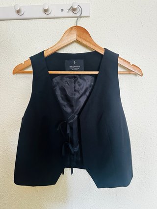 Chaleco negro Stradivarius con lazada