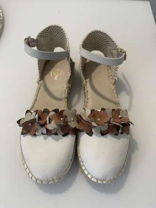 Alpargatas blancas con flores