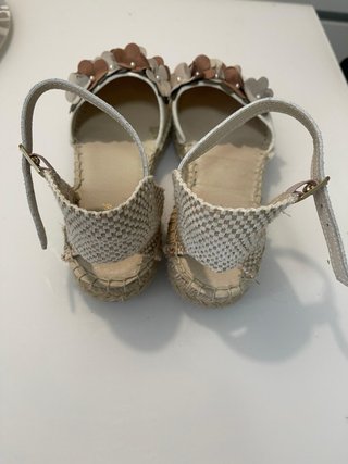 Alpargatas blancas con flores