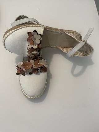 Alpargatas blancas con flores