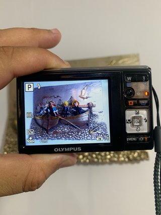 Cámara Olympus con cargador