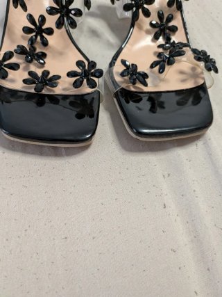 Sandalias T42 con flores negras