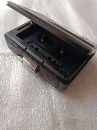 Walkman Sony FM/AM Radio Cassette WM-BF28