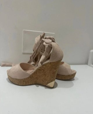 Zapatos de cuña beige y dorados
