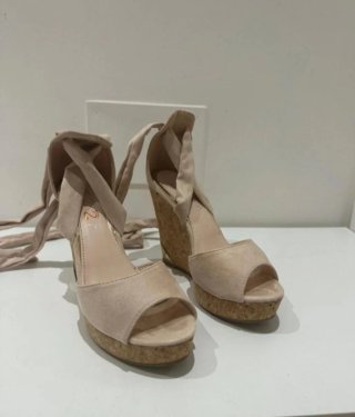 Zapatos de cuña beige y dorados