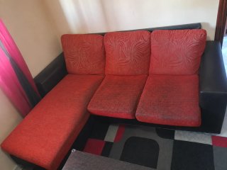 Sofá modular rojo y marrón chocolate