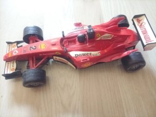Coche de carreras rojo de juguete
