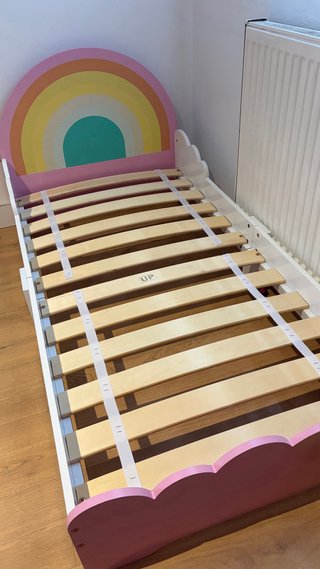 Cama infantil arcoíris rosa ( solo cama)